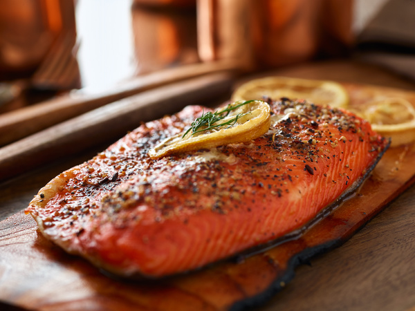 Delicious grilled salmon with lemon slices HD picture
