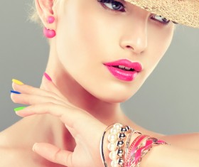 Elegant makeup and colorful nails HD picture 03