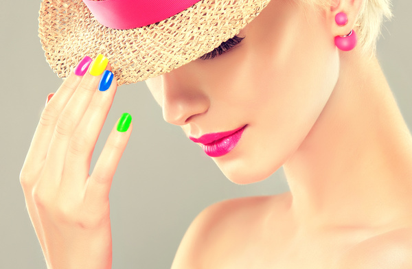 Elegant makeup and colorful nails HD picture 04