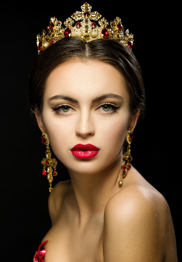 Girl with crown jewelery HD picture