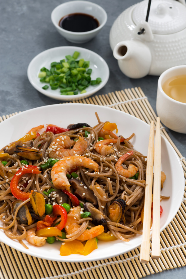 Seafood soba noodles and vegetables 01