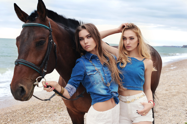 Two women with horse HD picture 02