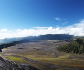 Watching the distant landscape of the mountain couple HD picture