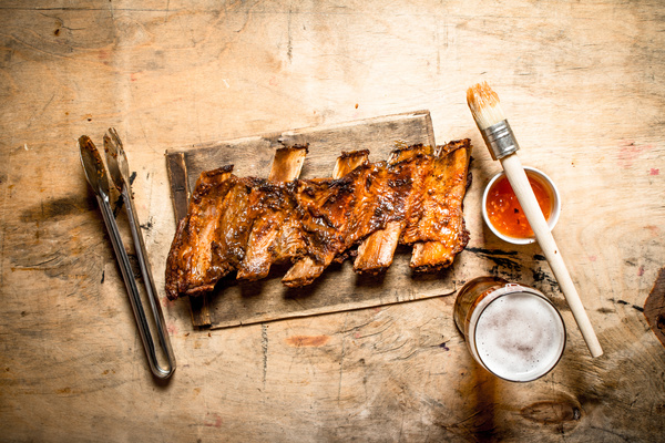 Barbecue pork ribs with tomato sauce and beer HD picture