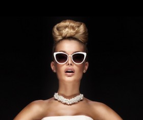 Black background fashion beauty HD picture