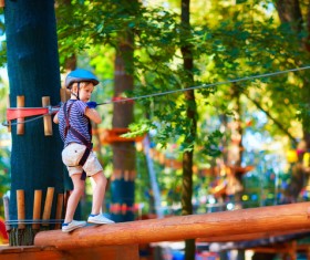 Children had a single-plank bridge HD picture