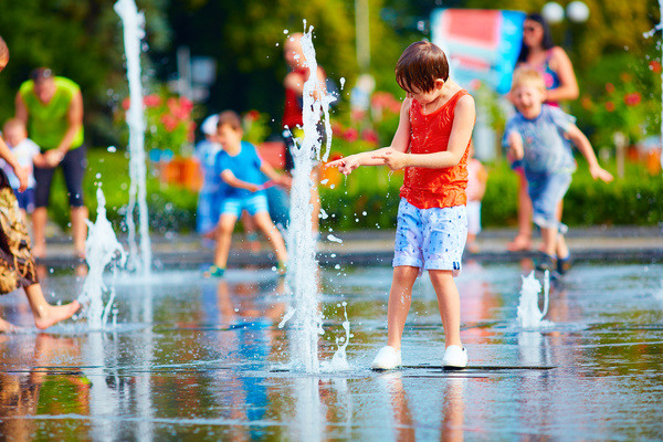 Children playing in the water HD picture