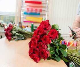 Finishing red roses bouquet HD picture