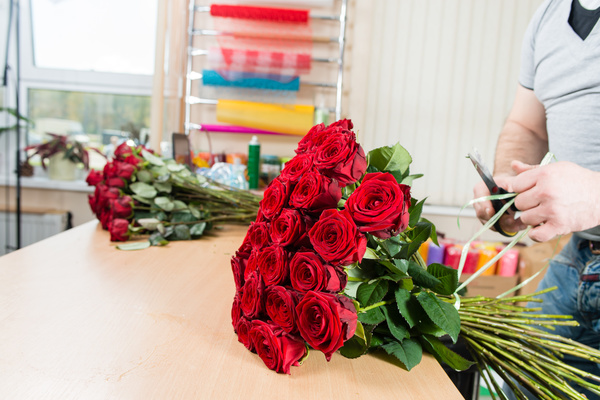 Finishing red roses bouquet HD picture