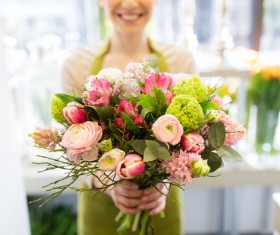 The flower shop merchant who took care of bouquets 01
