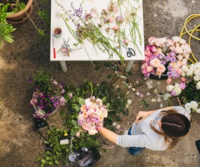 The flower shop merchant who took care of bouquets 03