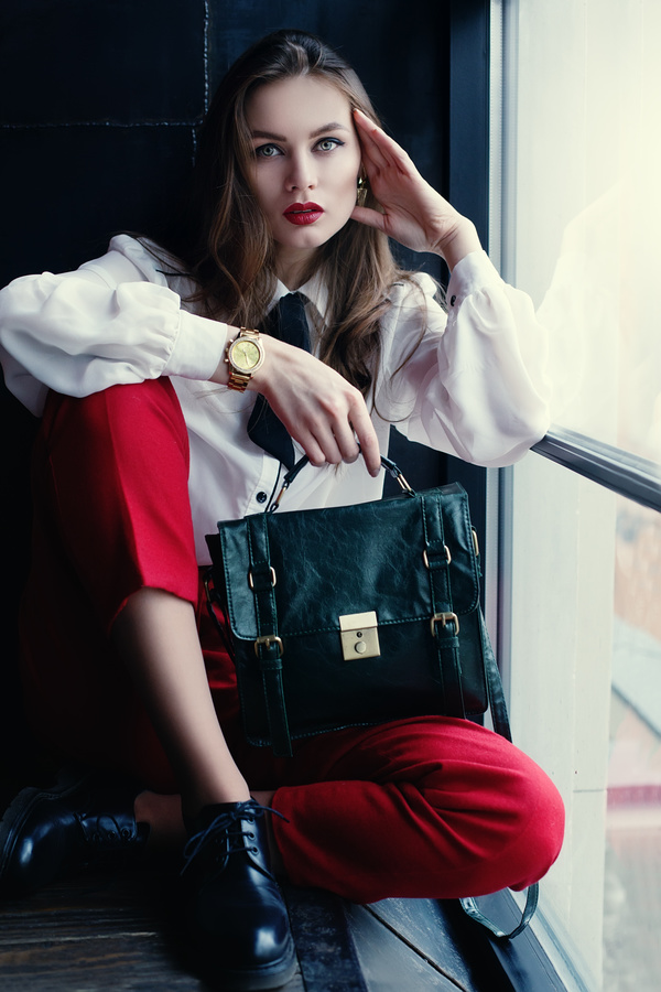 Young beautiful fashion woman with handbag HD picture 01
