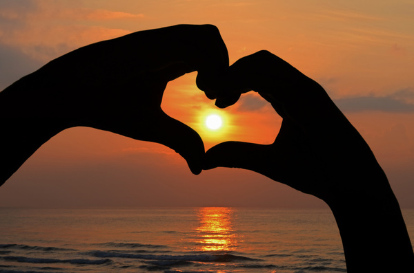 sunset in heart hands HD picture 02
