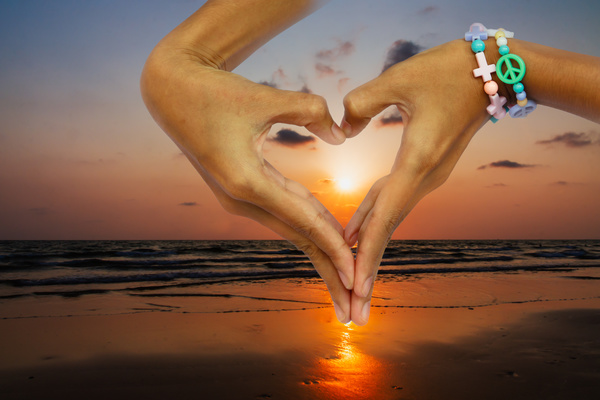 sunset in heart hands HD picture 04