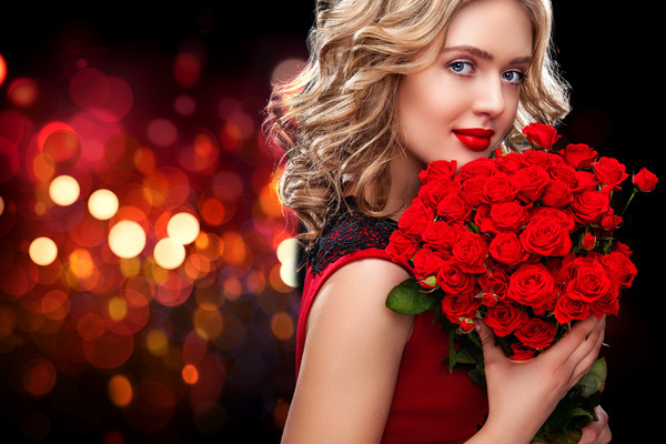 Beautiful blonde woman holding bouquet of red roses HD picture 01