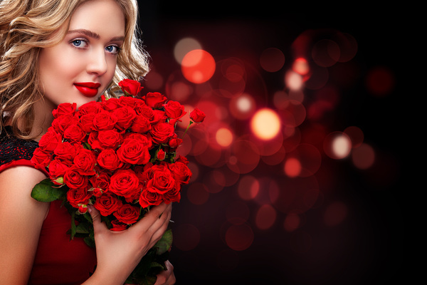 Beautiful blonde woman holding bouquet of red roses HD picture 02