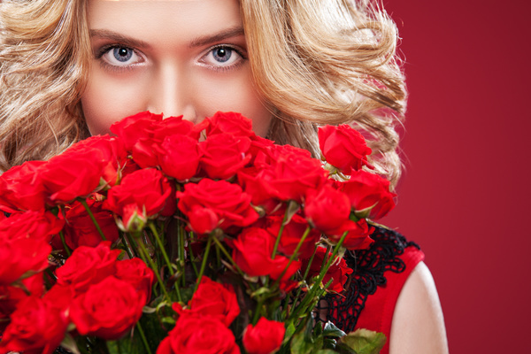 Beautiful blonde woman holding bouquet of red roses HD picture 03