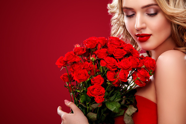 Beautiful blonde woman holding bouquet of red roses HD picture 04