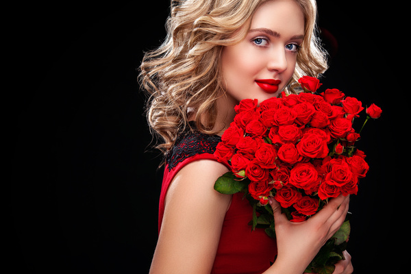 Beautiful blonde woman holding bouquet of red roses HD picture 06