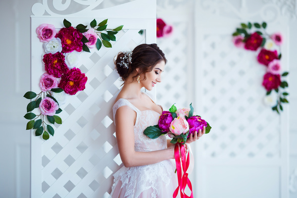 Beautiful girl holding a bouquet HD picture 01