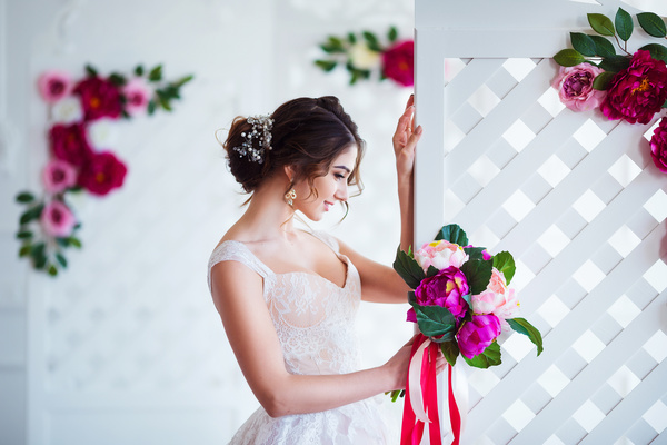 Beautiful girl holding a bouquet HD picture 02