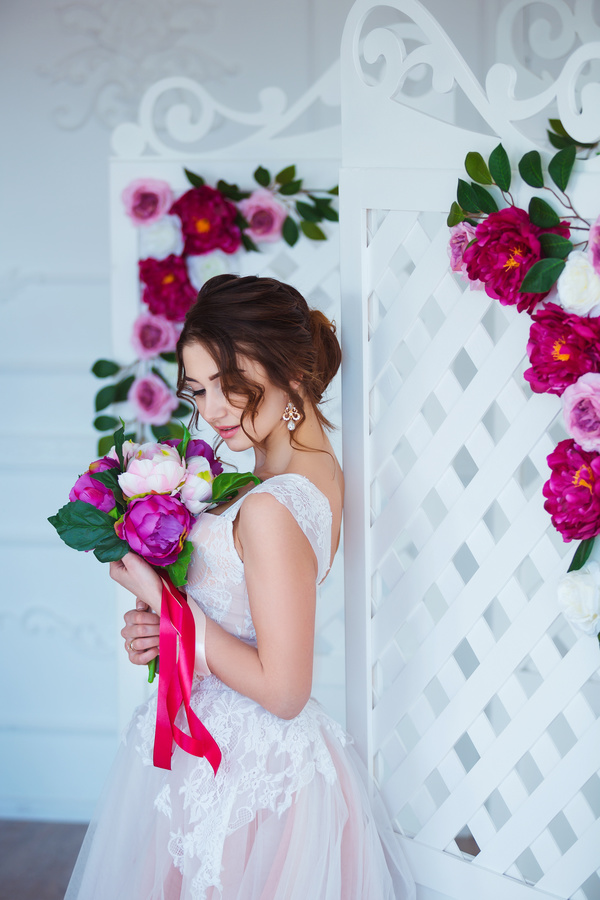Beautiful girl holding a bouquet HD picture 04