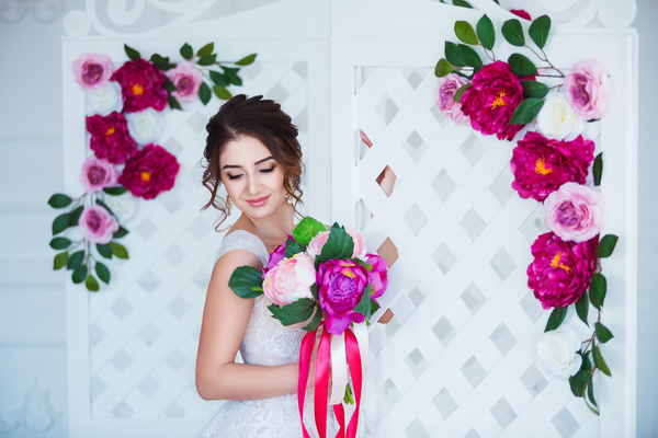 Beautiful girl holding a bouquet HD picture 06