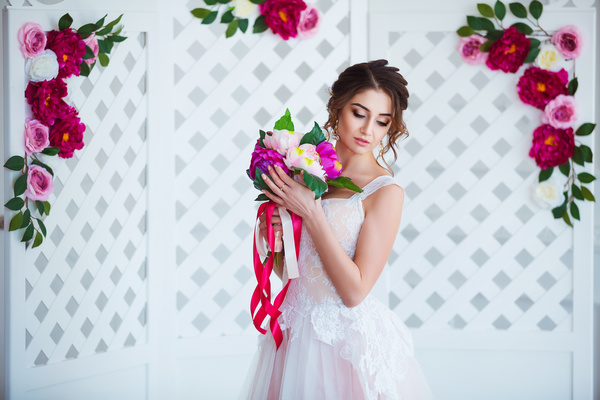 Beautiful girl holding a bouquet HD picture 10