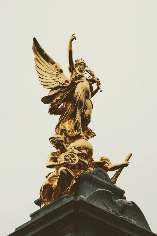 Buckingham Palace victory goddess sculpture Stock Photo