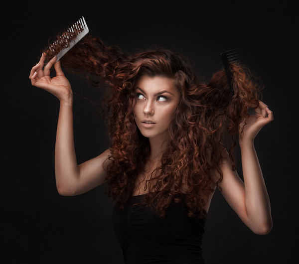 Comb the curly hair of the woman HD picture