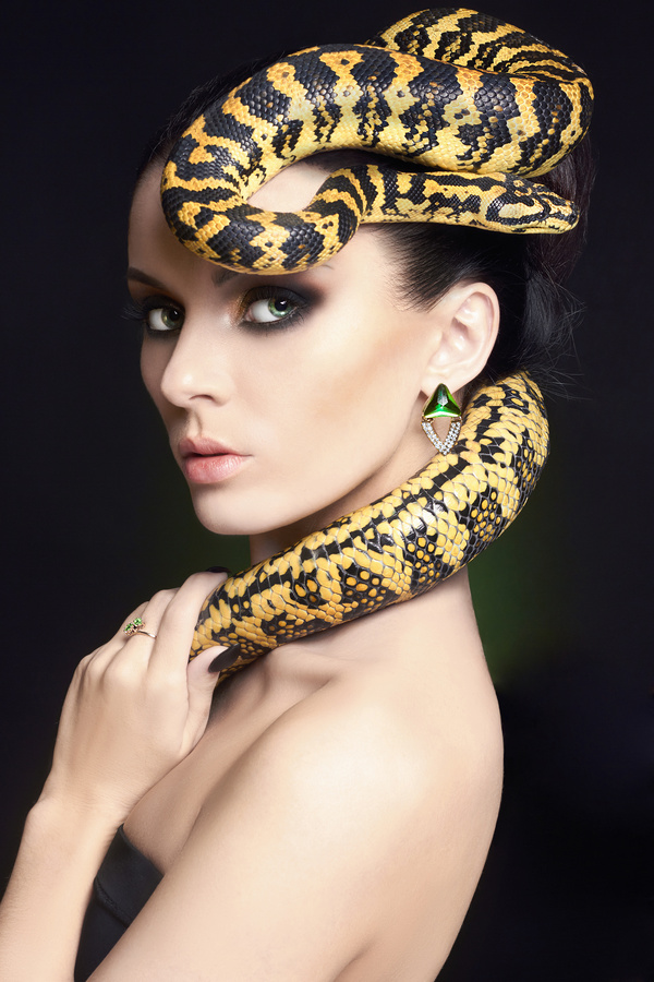 Girl with snake HD picture 01