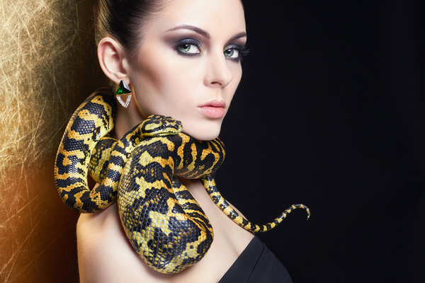 Girl with snake HD picture 02
