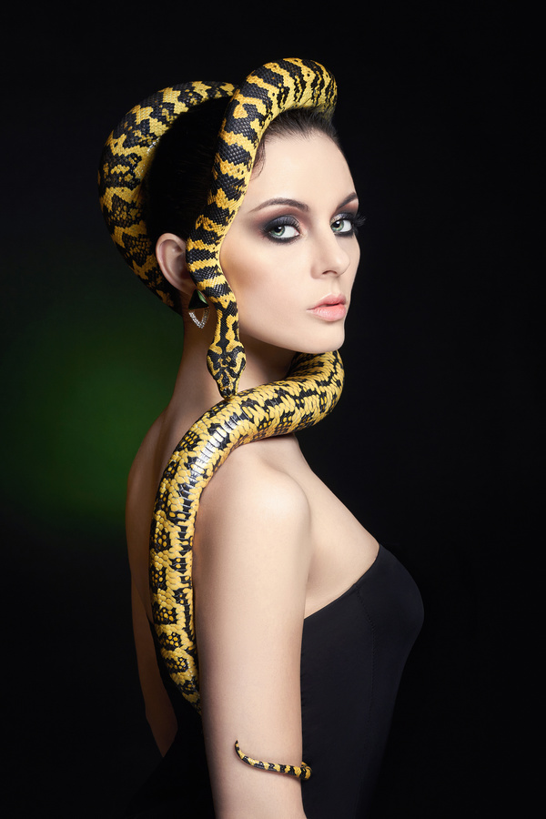 Girl with snake HD picture 04