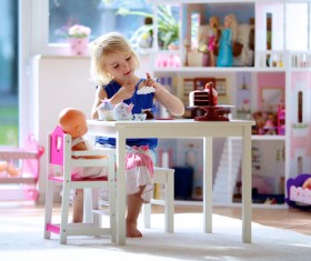 Play the little girl with the dolls HD picture 05