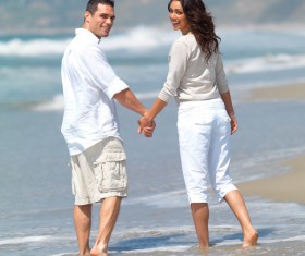 Seaside happy lovers HD picture