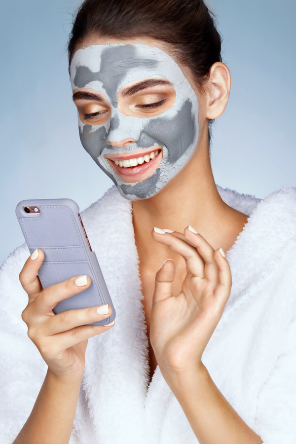 Skin care and play smart phone girl HD picture 01
