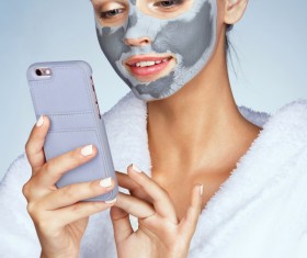 Skin care and play smart phone girl HD picture 02
