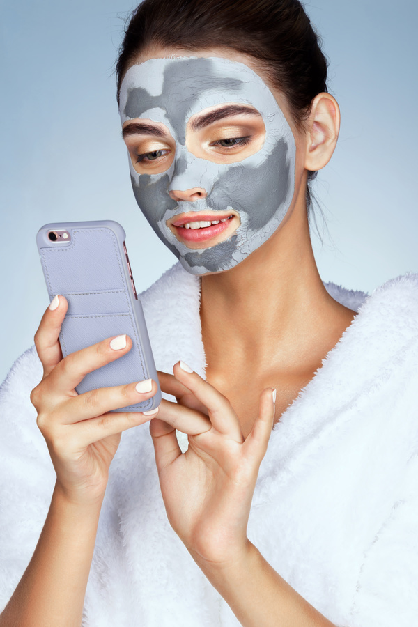 Skin care and play smart phone girl HD picture 02