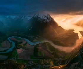 The sun in the clouds HD picture