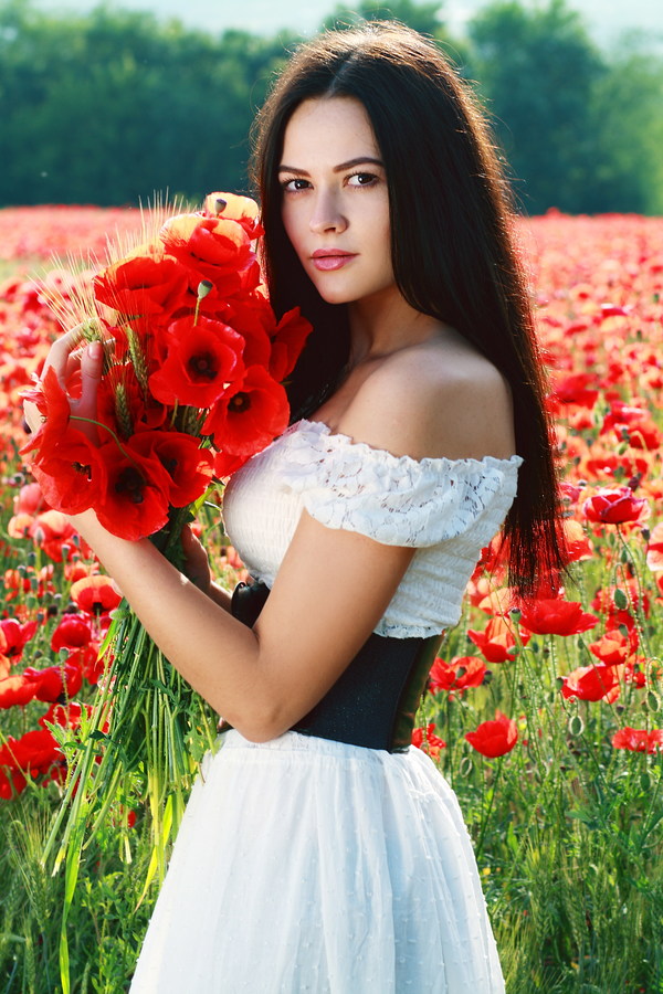 Women who hold poppy flowers HD picture