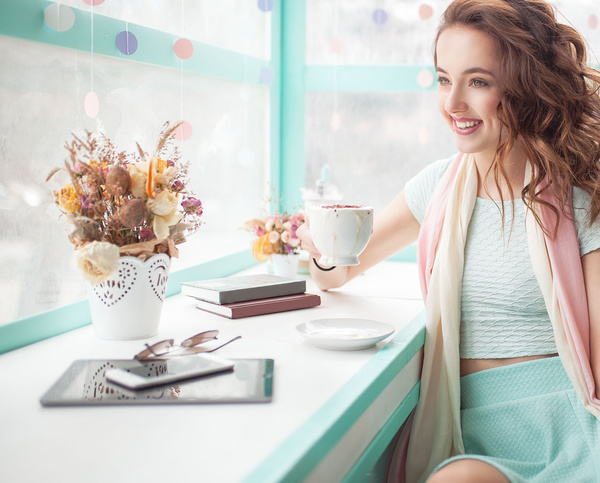 beautiful young woman in a cafe HD picture