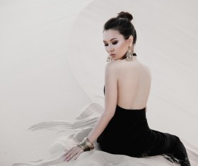 Desert in the charming fashion Asian women model HD picture