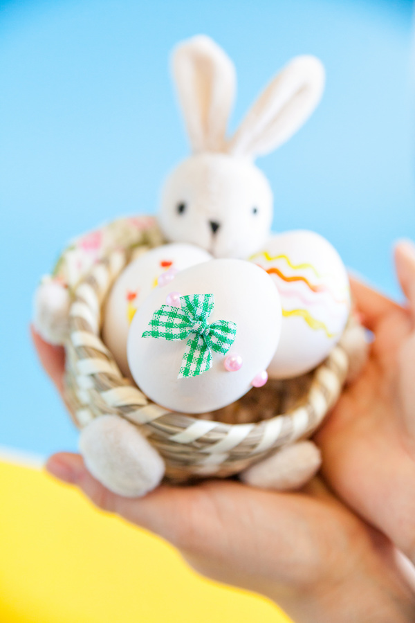 Holding a decorated Easter eggs HD picture