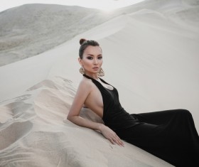 In the desert to shoot the picture of the Asian female model HD picture