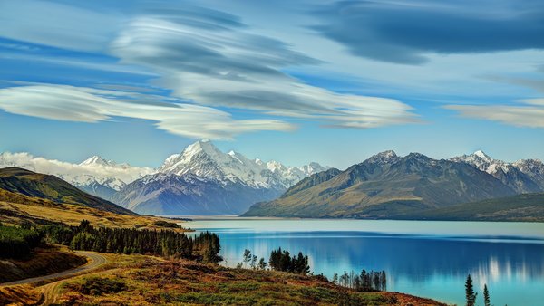 Lakes and mountains HD picture