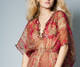 Looking at the front of the fashion model HD picture