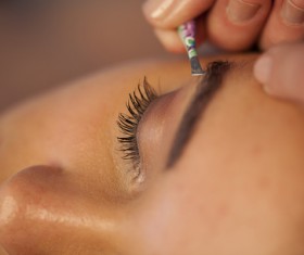 Pruning the eyebrows of the woman HD picture