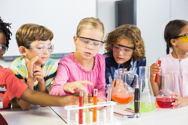 Pupils do chemistry experiments Stock Photo 01 free download