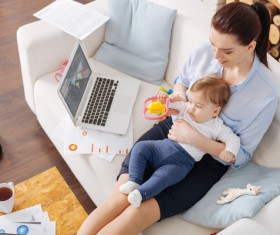 Put down the work to coax the child to play the mother HD picture