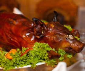 Roast suckling pig and lettuce Stock Photo